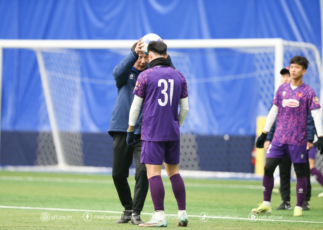 HLV Kim Sang Sik dạy cầu thủ đánh đầu, sẵn sàng cho bài test khó nhất tại Hàn Quốc