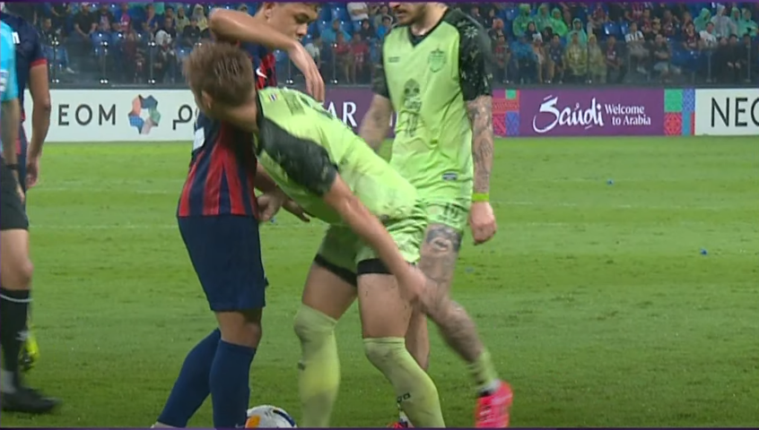 Theerathon Bunmathan cấu vào chỗ hiểm của đối thủ