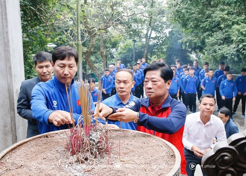 HLV Kim Sang Sik xúc động trong lần đầu dâng hương tại Đền Hùng