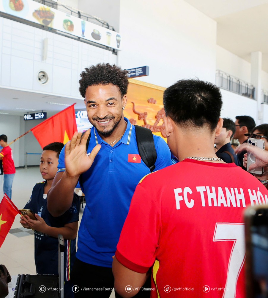 ĐT Việt Nam có mặt tại Lào: Được đón tiếp chu đáo, CĐV vây kín Xuân Son