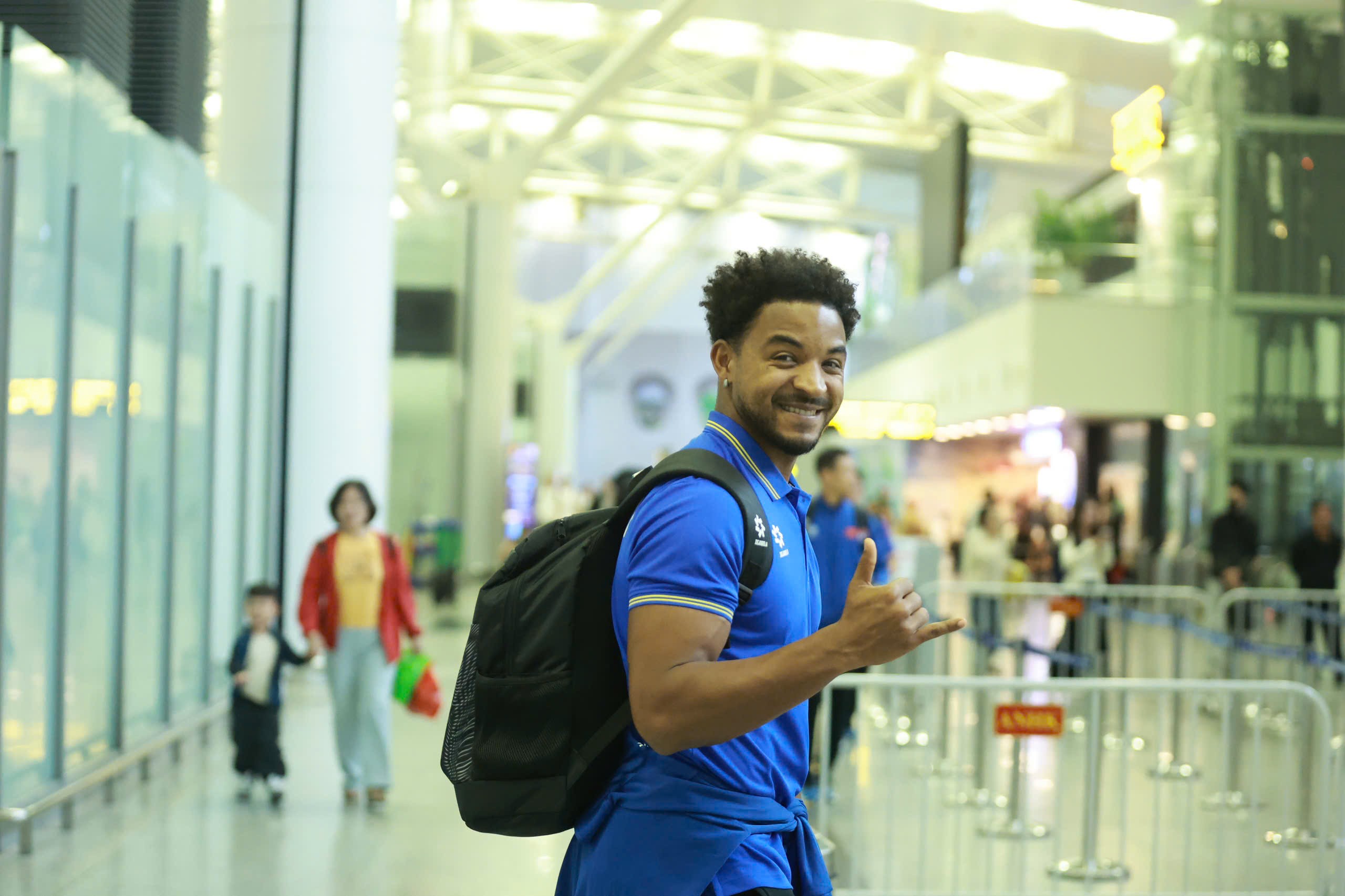 Xuân Son rạng rỡ ngày lên đường dự ASEAN Cup cùng tuyển Việt Nam