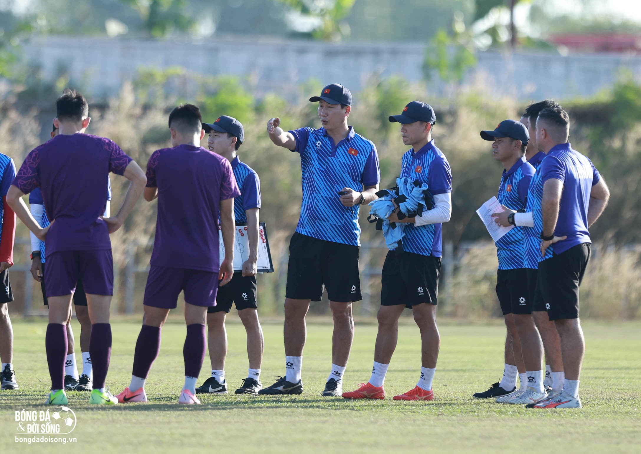 HLV Kim Sang Sik sử dụng đội hình nào đấu với đội tuyển Lào?