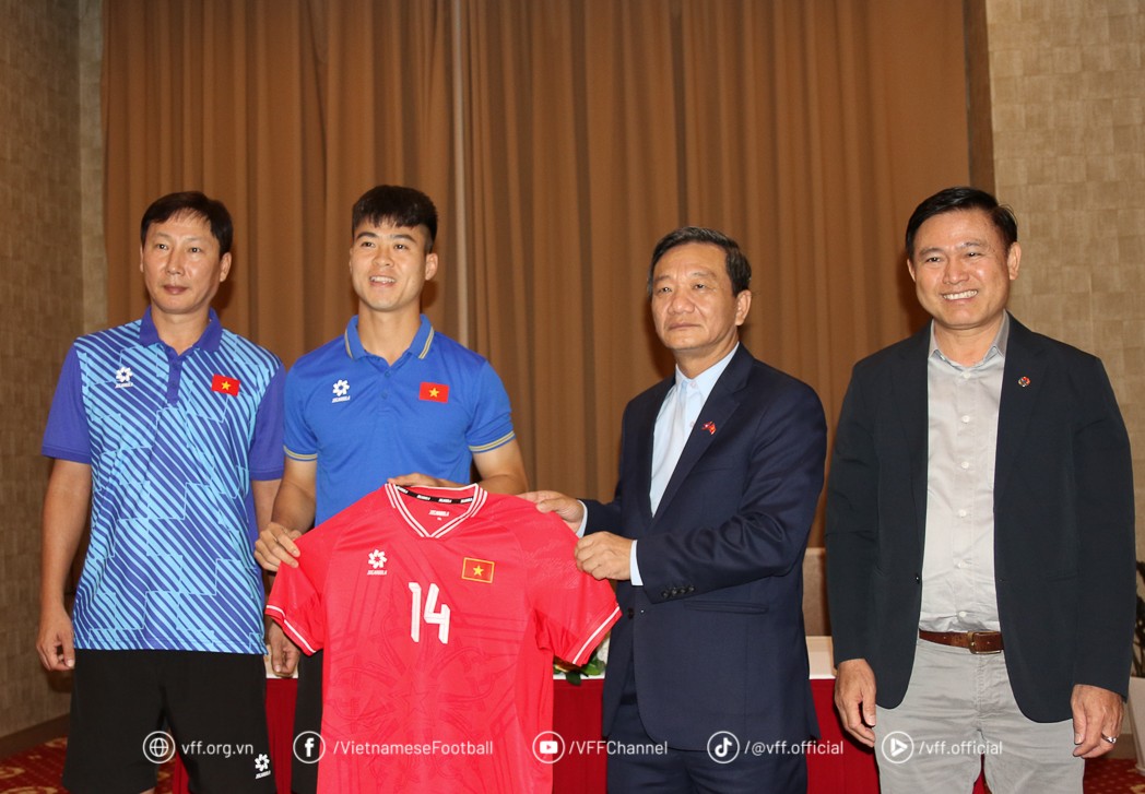 Đại sứ Việt Nam tại Lào tiếp lửa đội tuyển Việt Nam trước trận ra quân