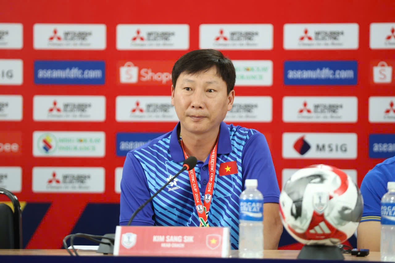 HLV Kim Sang Sik: "Đá với Lào có ý nghĩa hơn cả một trận đấu, đó là tinh thần dân tộc"