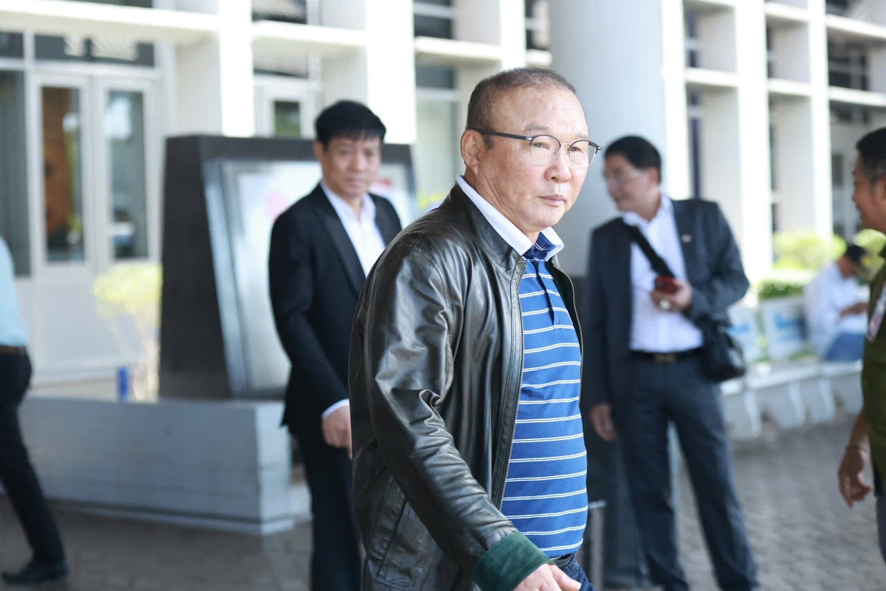 HLV Park Hang Seo và vợ xuất hiện tại Lào, tiếp lửa cho ĐT Việt Nam