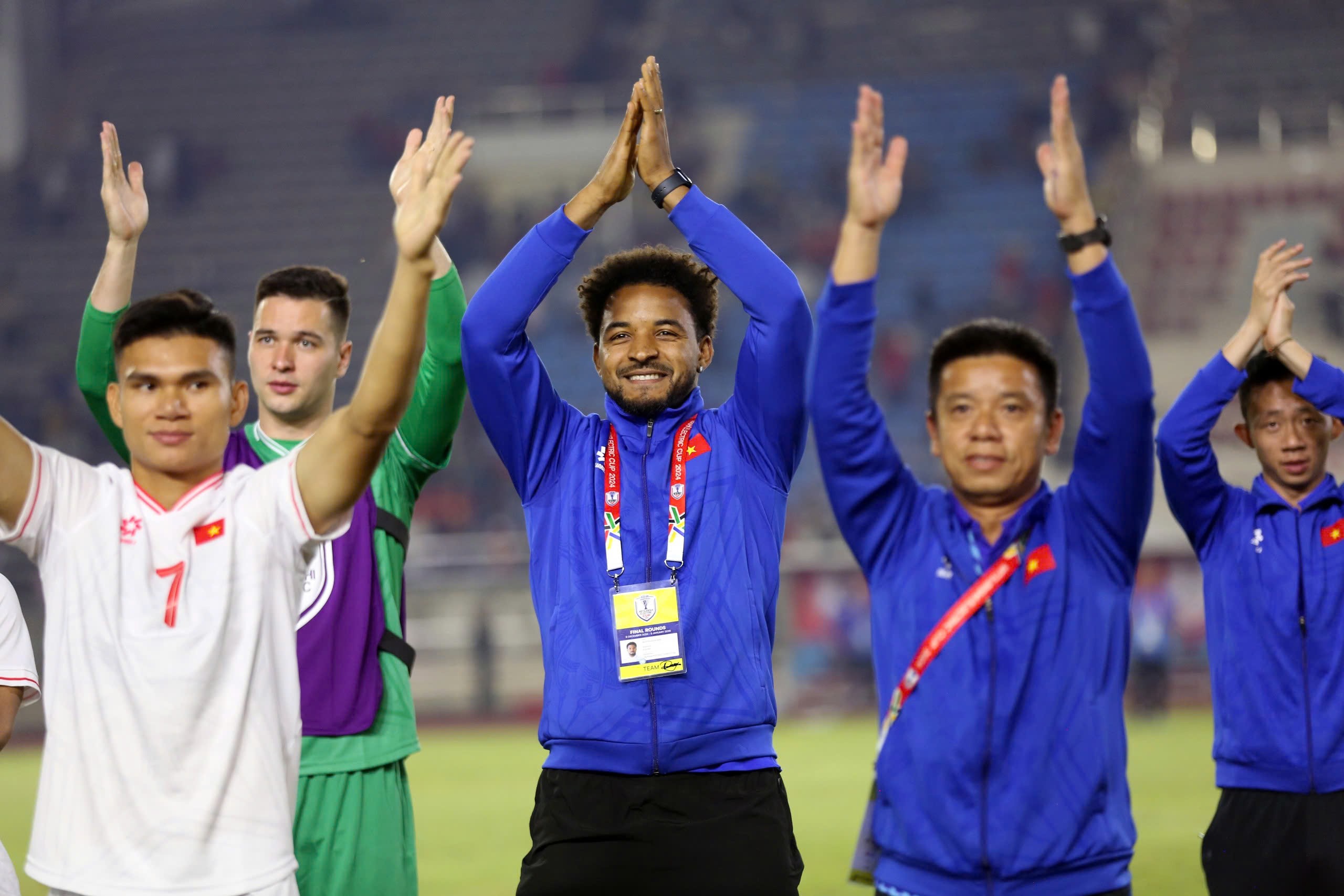 Xuân Son xuống sân chia vui cùng ĐT Việt Nam, Nguyễn Filip trầm tư sau trận đấu với Lào