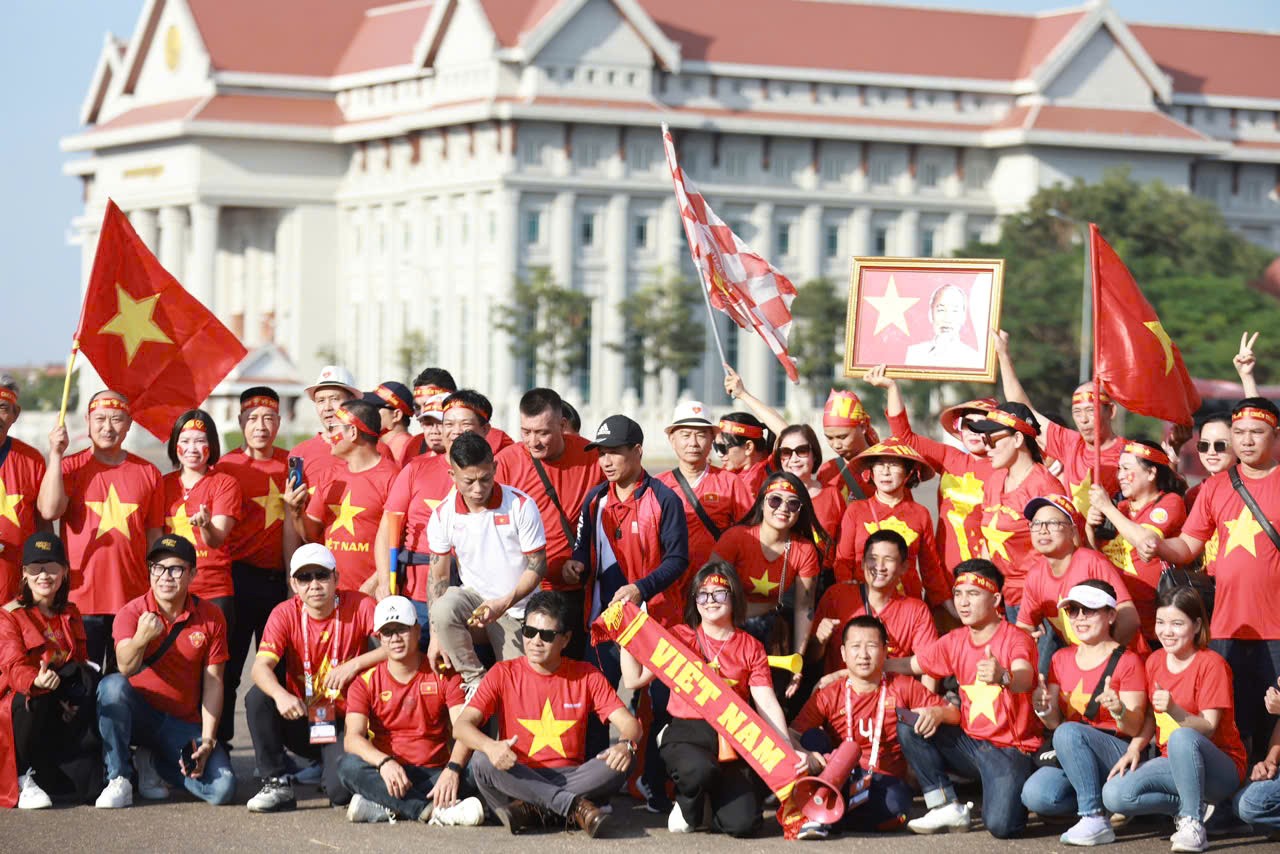 Rạo rực trước trận ra quân ASEAN Cup 2024: CĐV Việt Nam "nhuộm đỏ" đường phố Viêng Chăn