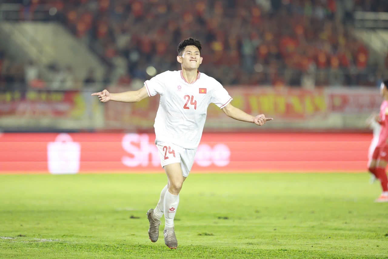 Cận cảnh siêu phẩm vô lê của Hai Long và Văn Vĩ, ĐT Việt Nam thắng đậm Lào