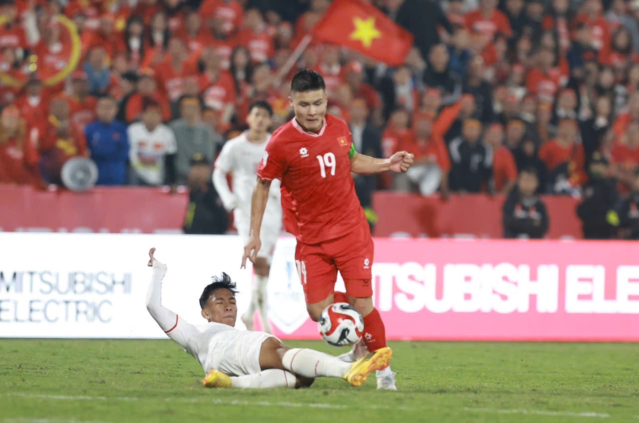 Quang Hải bị phạm lỗi thô bạo, bà xã Chu Thanh Huyền hoang mang trên khán đài: "Có sao không?"