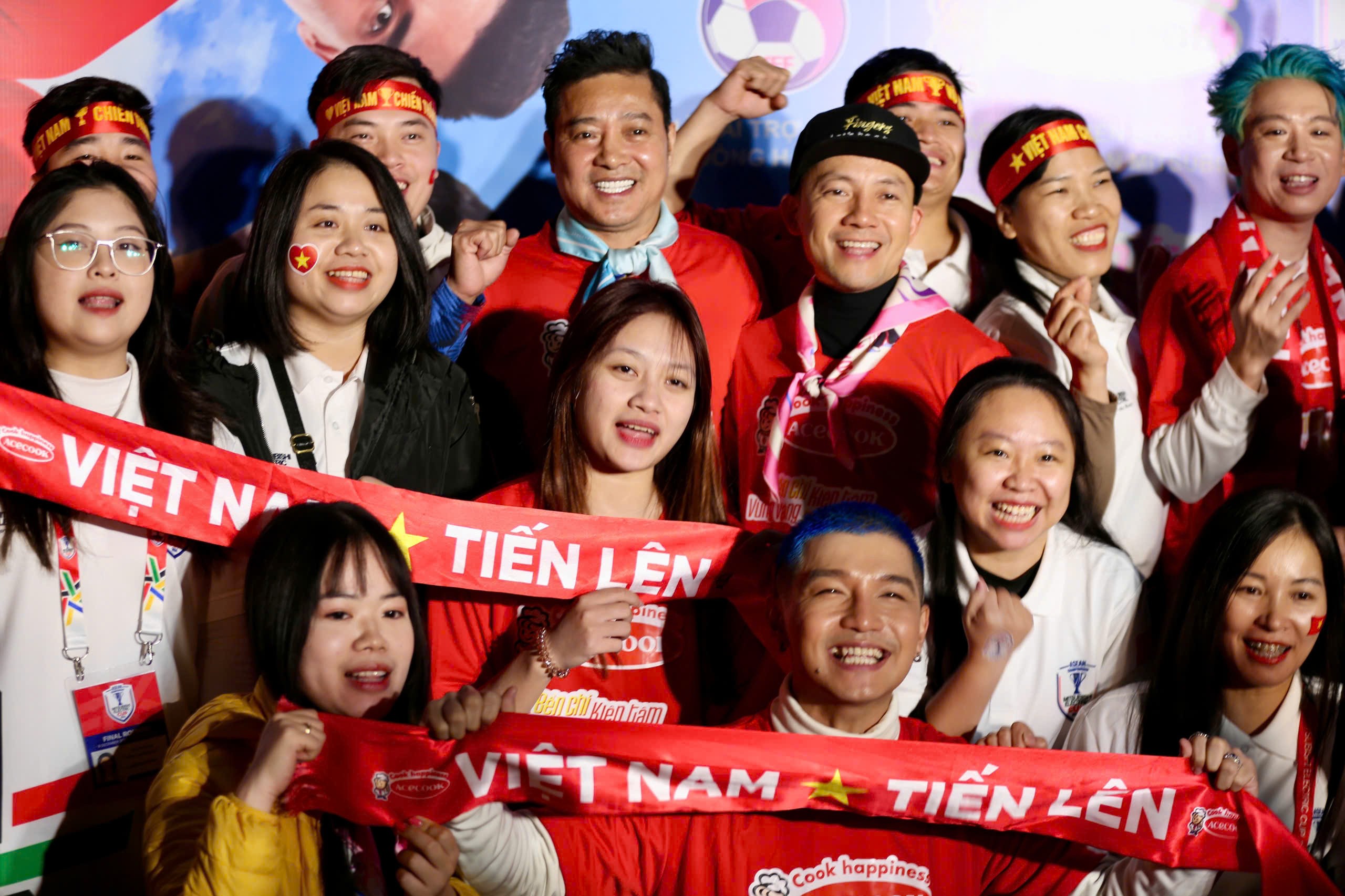 Nữ CĐV Việt Nam và Indonesia so kè nhan sắc tại Việt Trì, dàn Anh Trai Vượt Ngàn Chông Gai đổ bộ