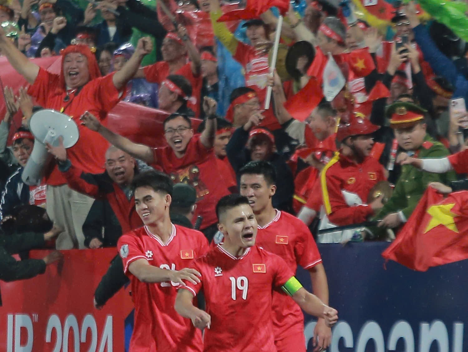 Video Quang Hải hóa người hùng, tuyển Việt Nam hạ gục Indonesia