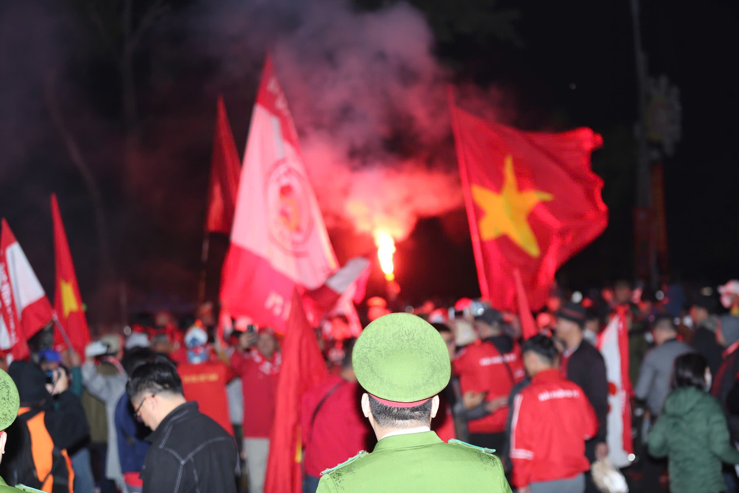 CĐV Việt Nam đốt pháo sáng, hâm nóng đại chiến với Indonesia