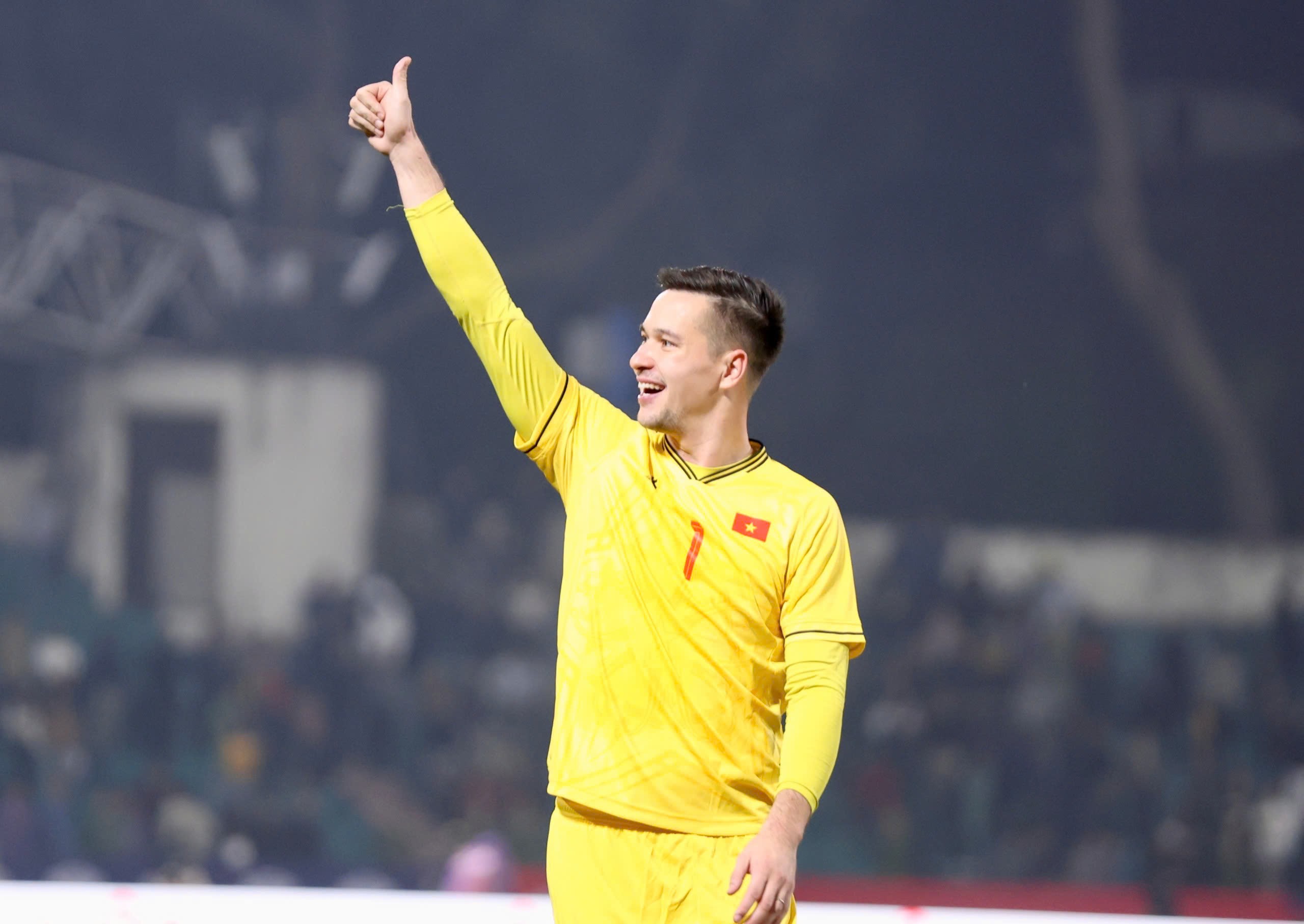 Cổ động viên làm điều đặc biệt giải đen cho thủ thành Nguyễn Filip