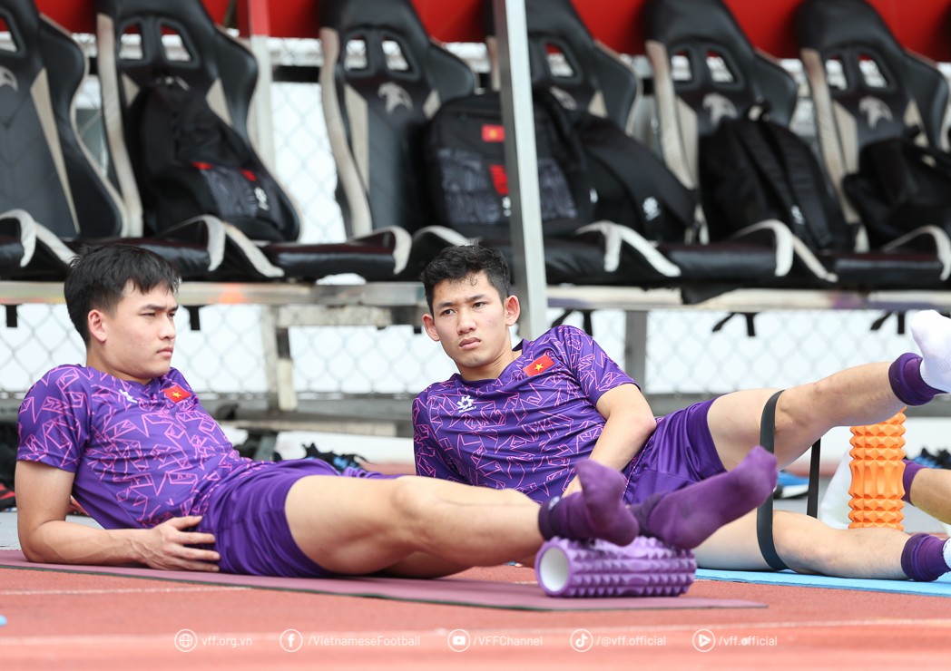 Đội tuyển Việt Nam tập hồi phục tại Manila, Hai Long vẫn chấn thương