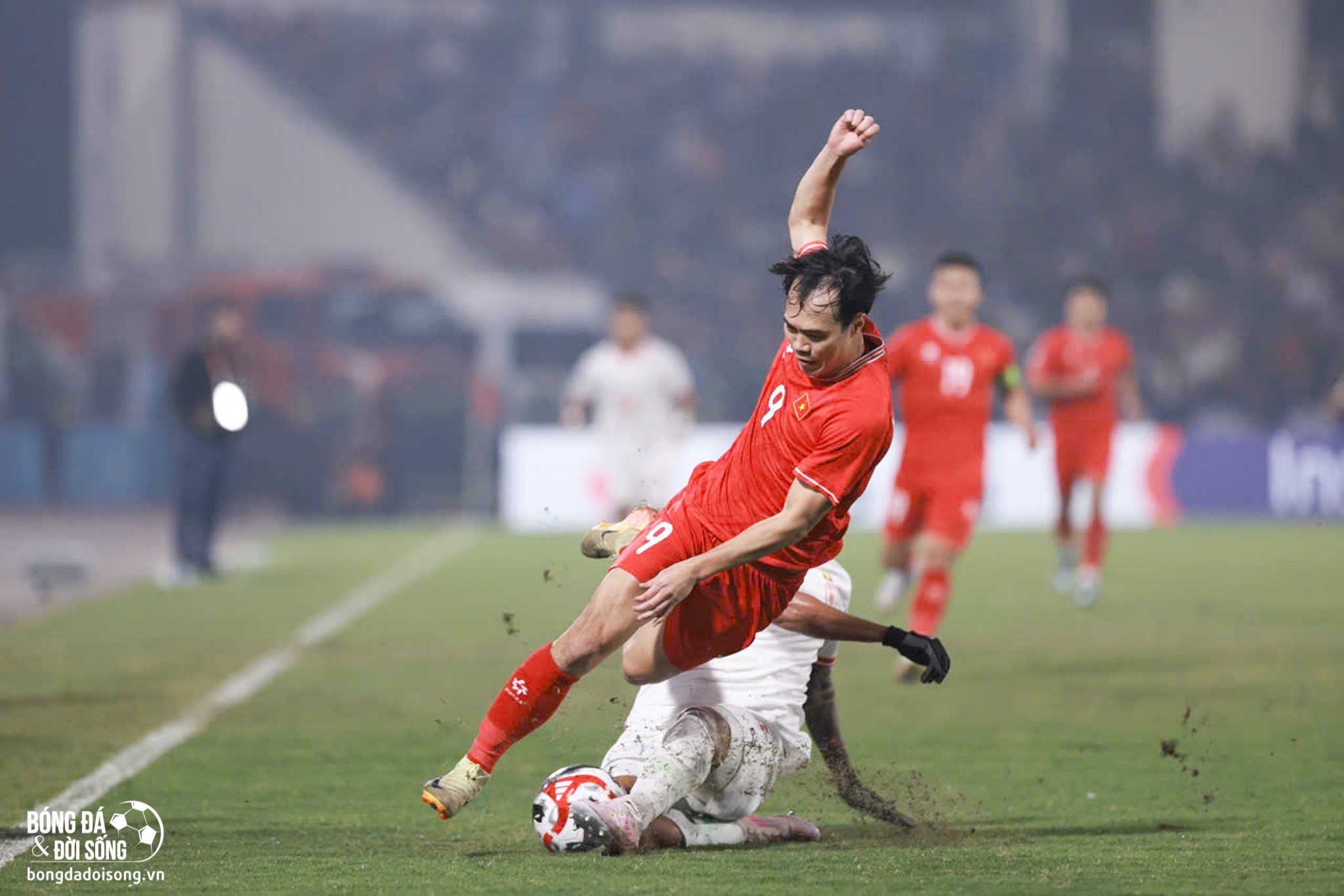 Dính chấn thương, Văn Toàn bất đắc dĩ rời sân bằng cáng