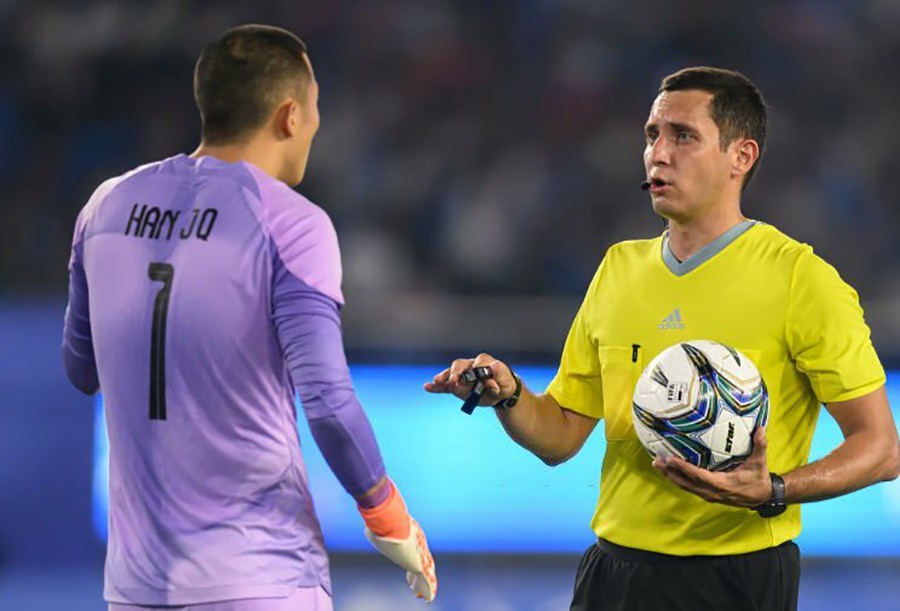 Trọng tài khiến cầu thủ Indonesia "ám ảnh" bắt chính trận Việt Nam vs Singapore