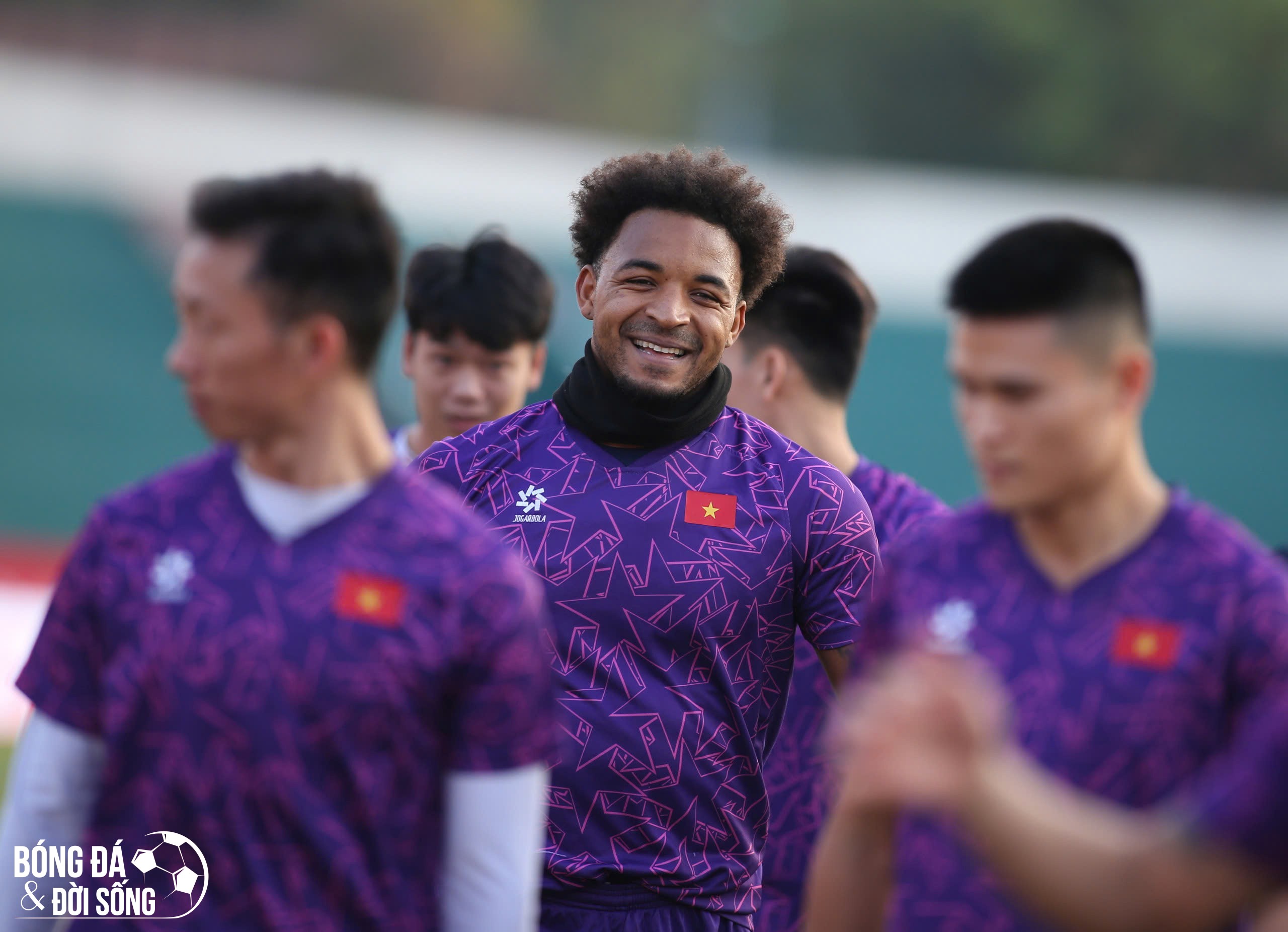 CĐV ngắm nhìn ĐT Việt Nam qua khe cửa, Xuân Son thể hiện sức mạnh tuyệt đối