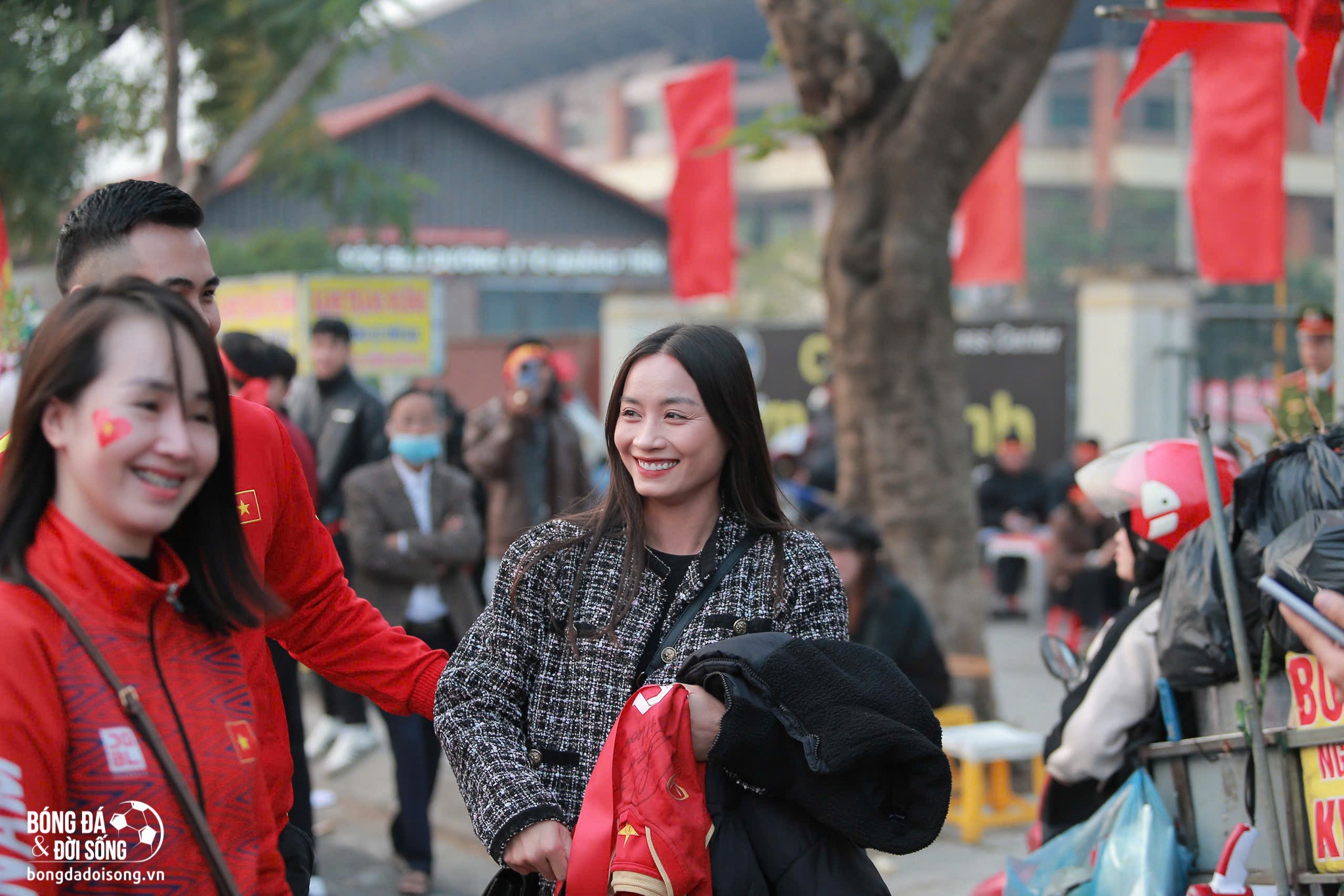Hot girl bóng đá Hoàng Thị Loan hòa vào dòng người, đổ về Việt Trì tiếp sức cho ĐTQG
