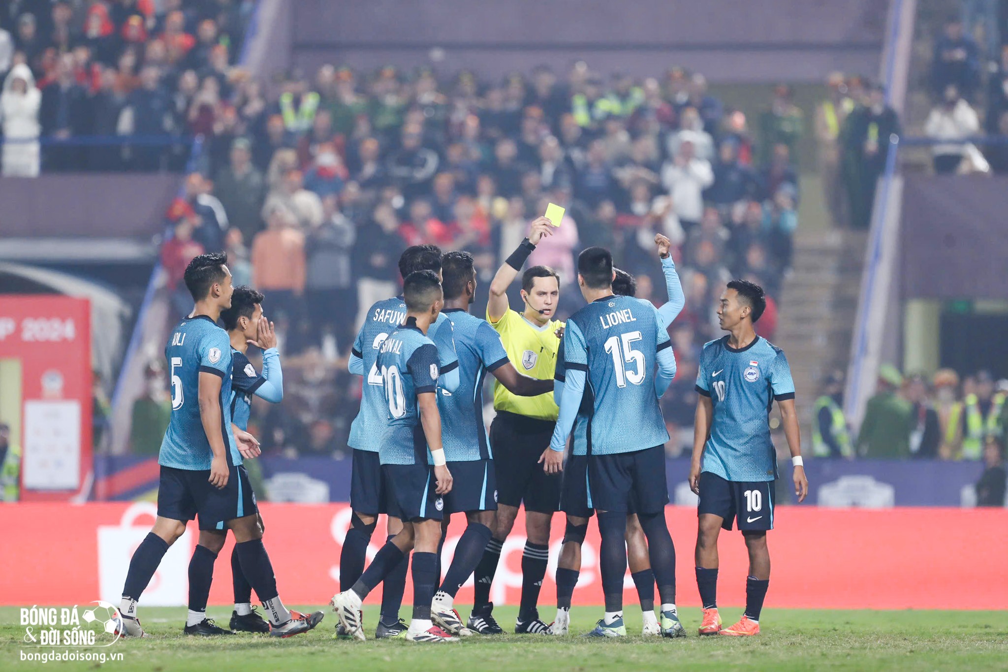 Trọng tài 5 lần check VAR, đổi màu thẻ khiến cầu thủ kéo rách áo Xuân Son "hết hồn"