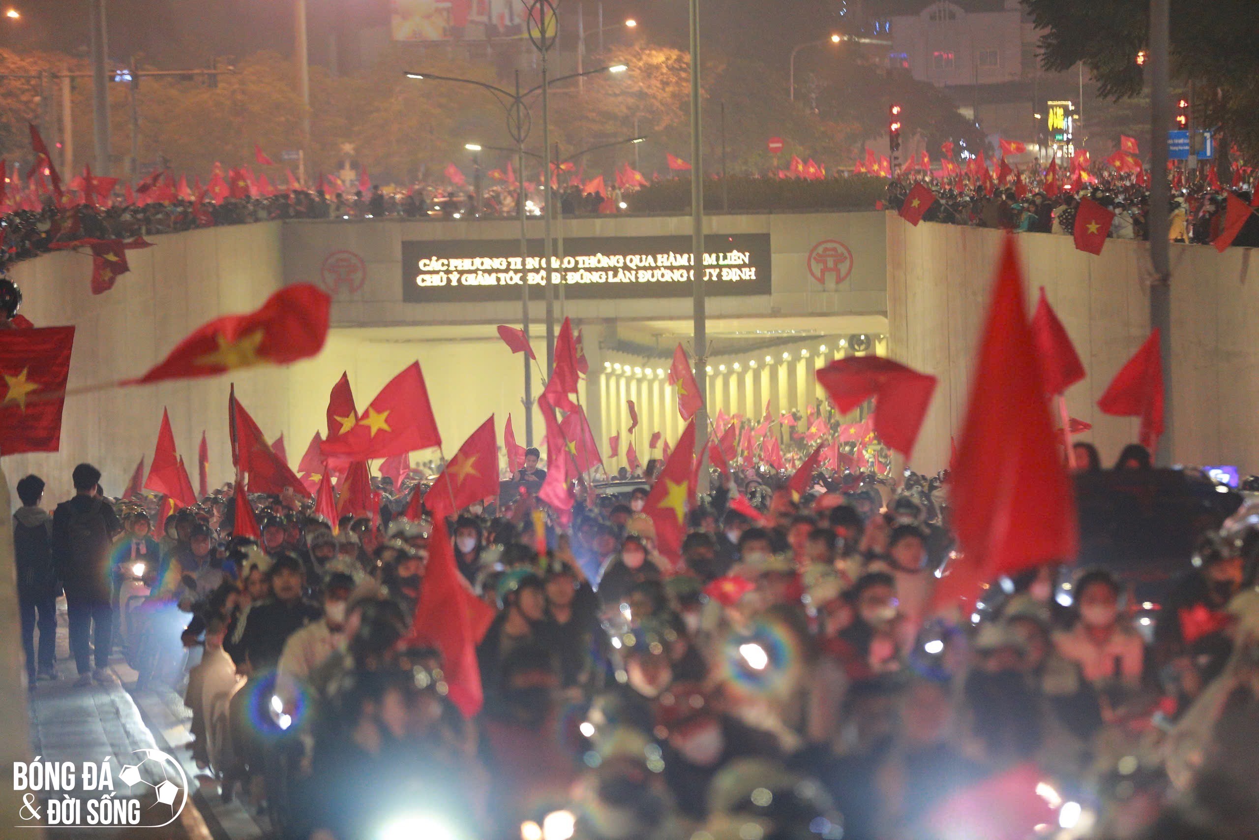 Người hâm mộ vỡ oà, "đi bão" ăn mừng chức vô địch của đội tuyển Việt Nam