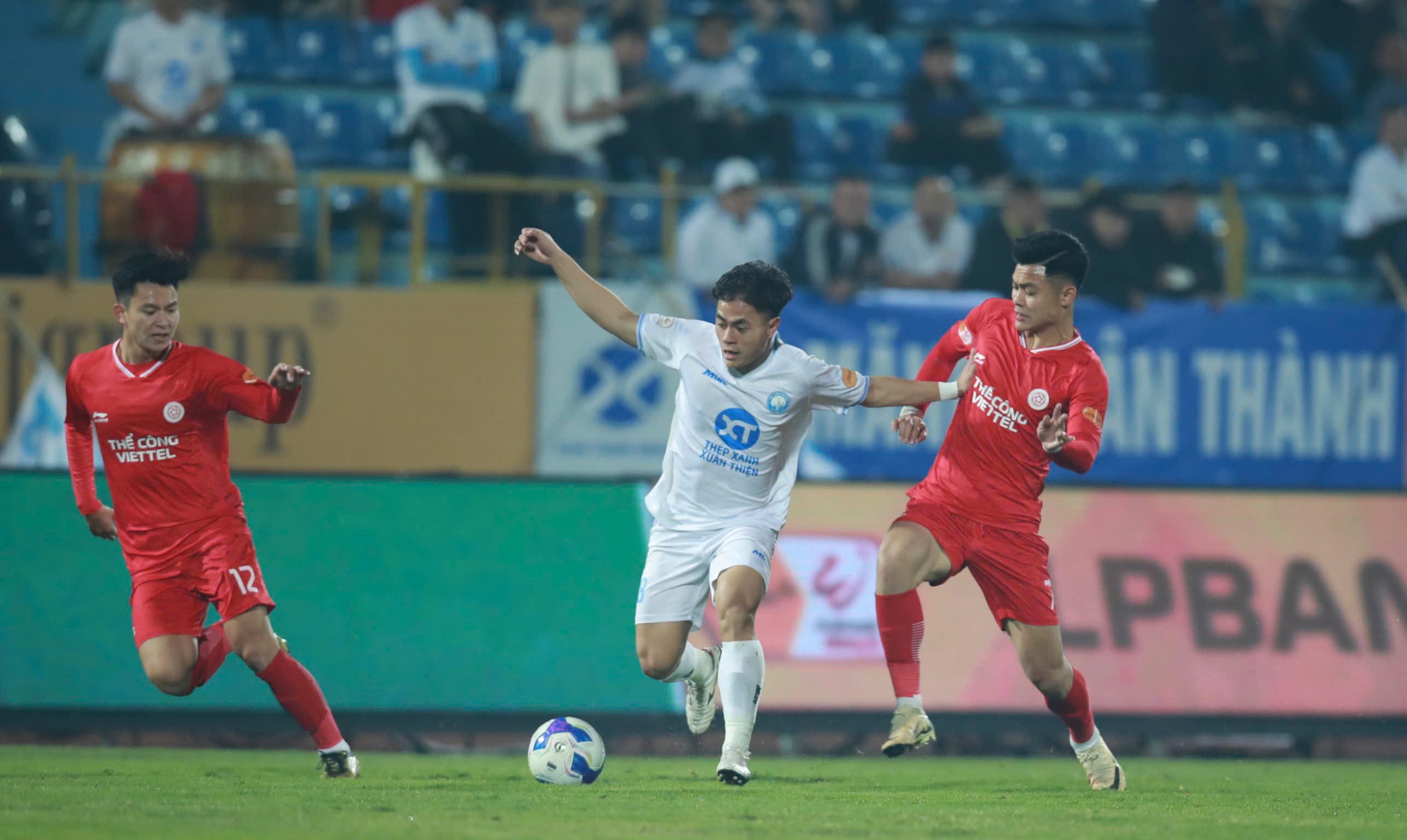 Kết quả V.League: Nam Định hủng hoảng lực lượng, Thể Công Viettel "kéo sập" Thiên Trường