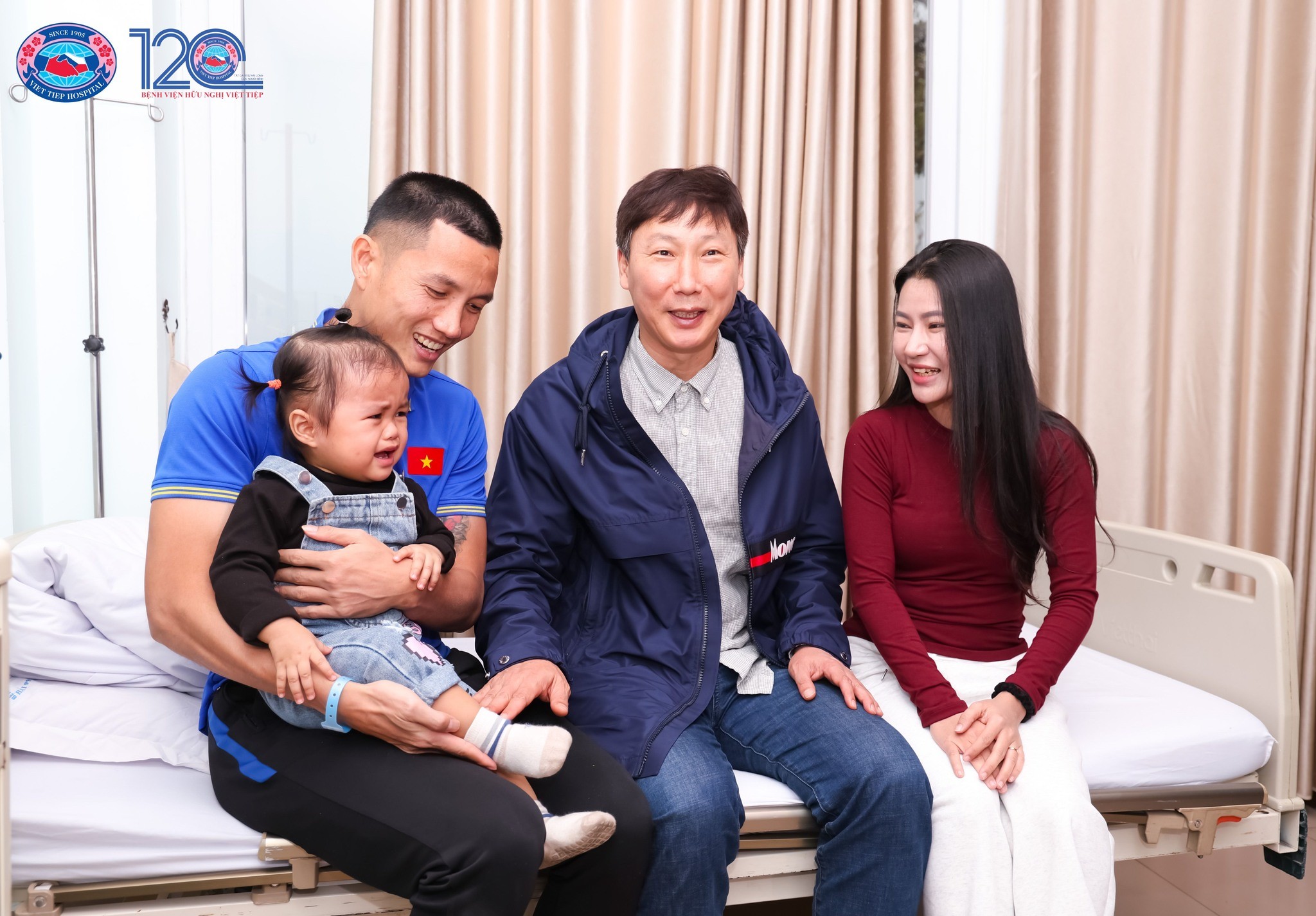 HLV Kim Sang Sik đến bệnh viện động viên Đình Triệu