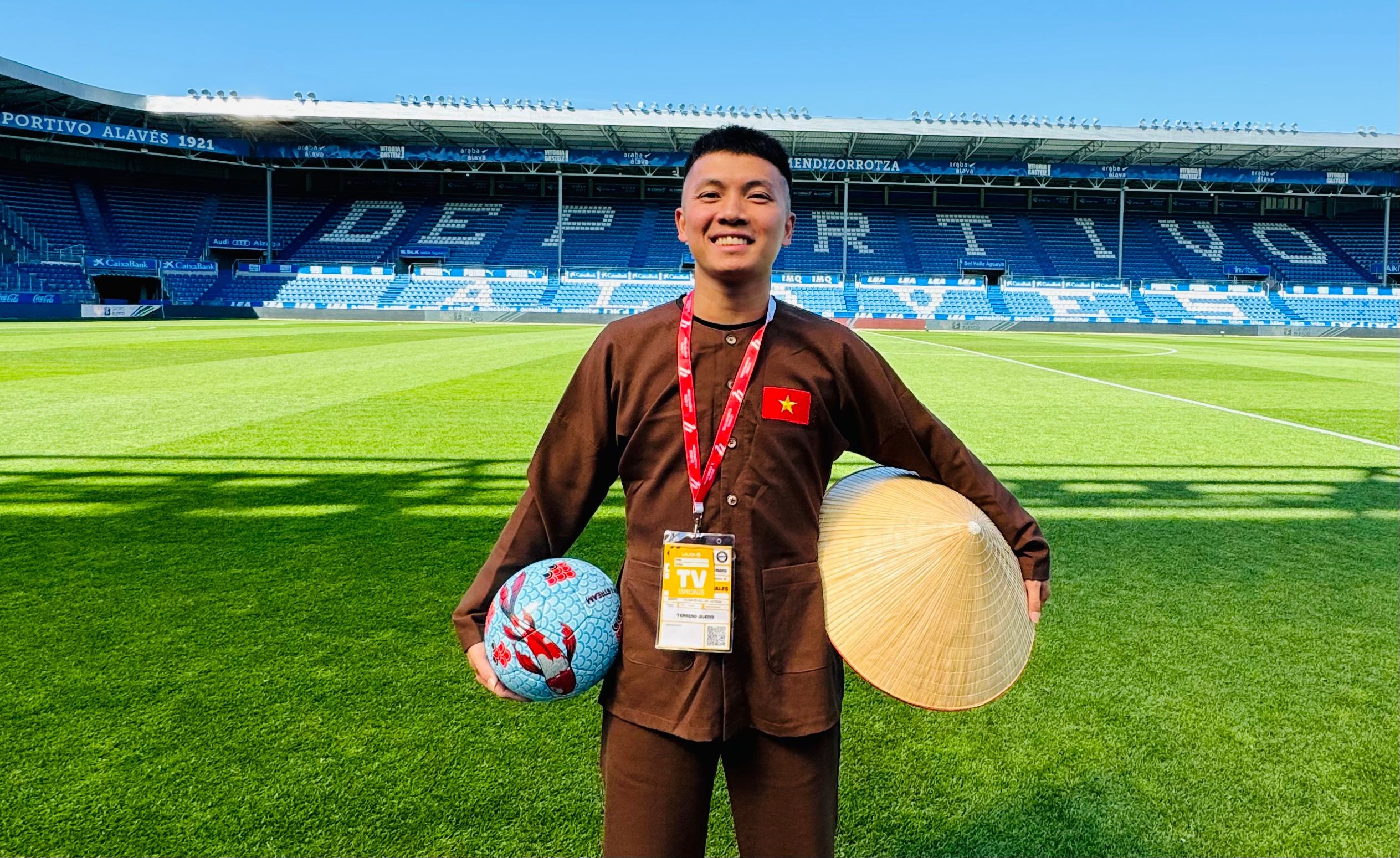 Đỗ Kim Phúc được mời biểu diễn tại sân vận động mới của Barcelona