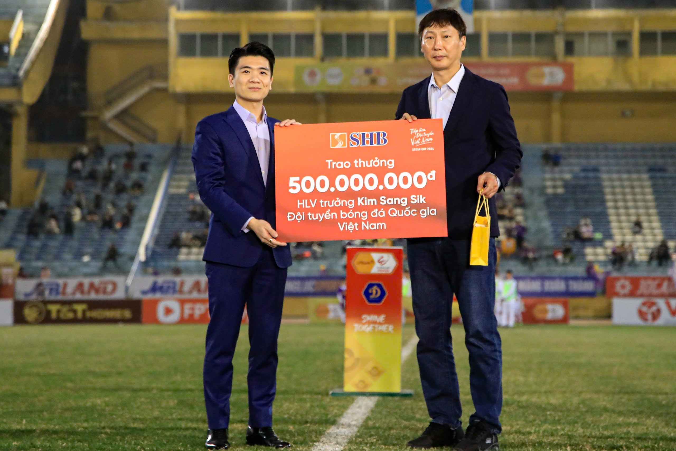 Bầu Hiển "thưởng Tết" HLV Kim Sang Sik nửa tỷ đồng