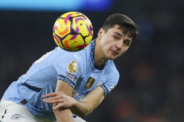 Mắc sai lầm nghiêm trọng, tân binh của Man City vẫn được Pep Guardiola bênh vực