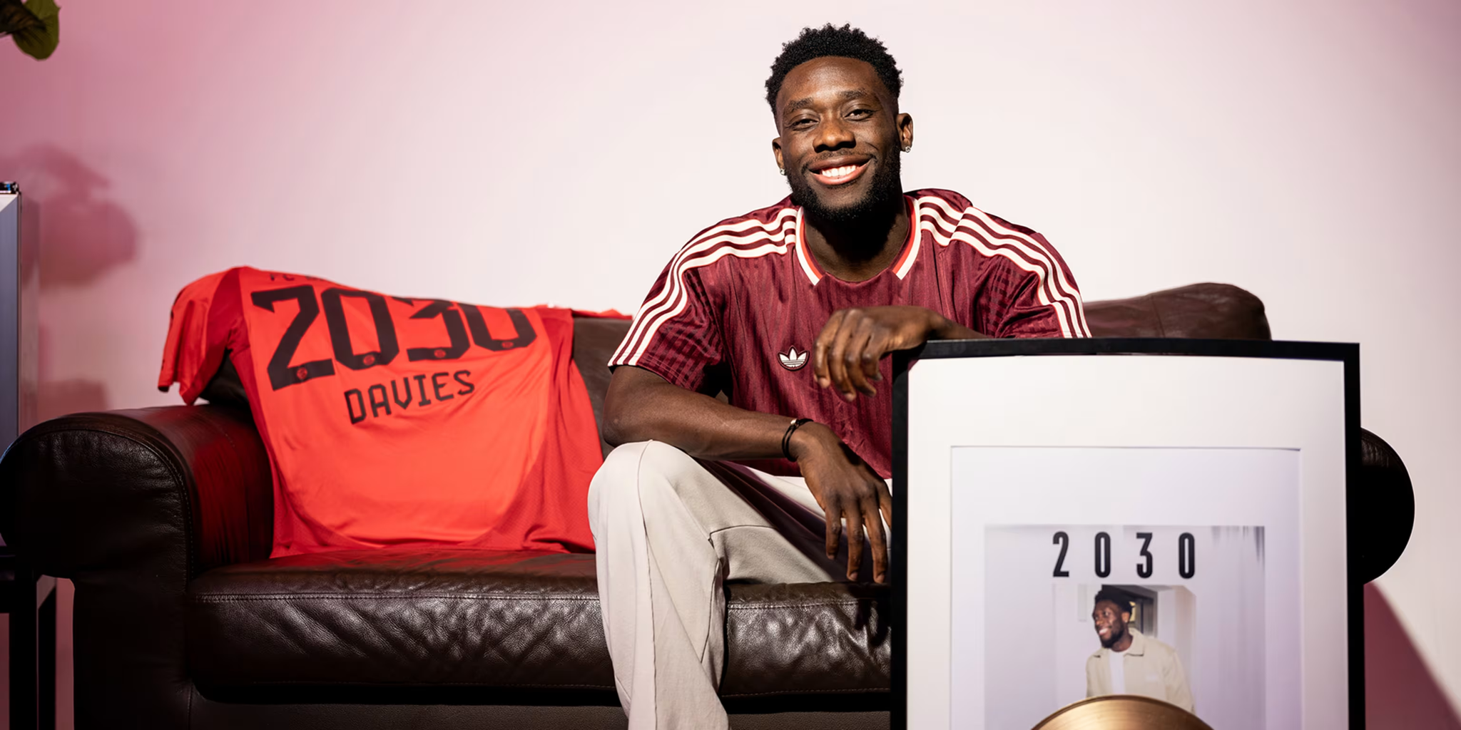 Alphonso Davies gia hạn hợp đồng với Bayern Munich