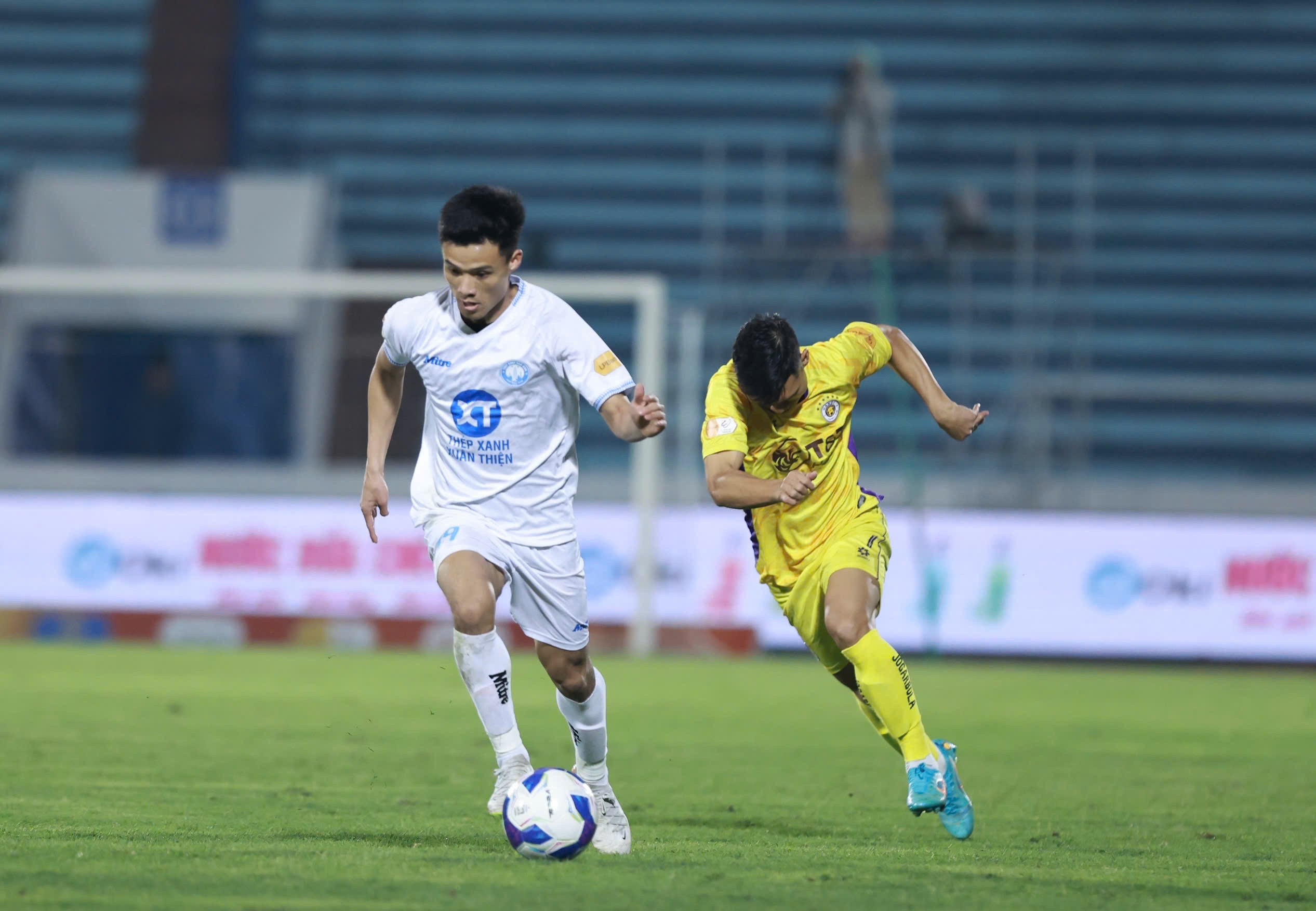 Ngoại binh toả sáng, CLB Nam Định tạm vươn lên ngôi đầu bảng V-League