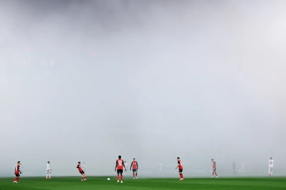 Cổ động viện đốt pháo sáng làm loạn, tứ kết Cúp Quốc gia Đức suýt bị hủy