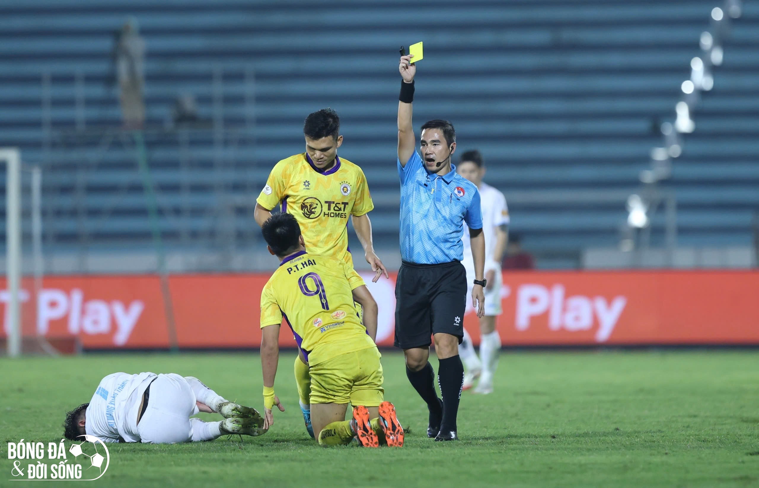 HLV Vũ Hồng Việt: 'Trọng tài rút thẻ đỏ với Tuấn Hải là hoàn toàn chính xác'