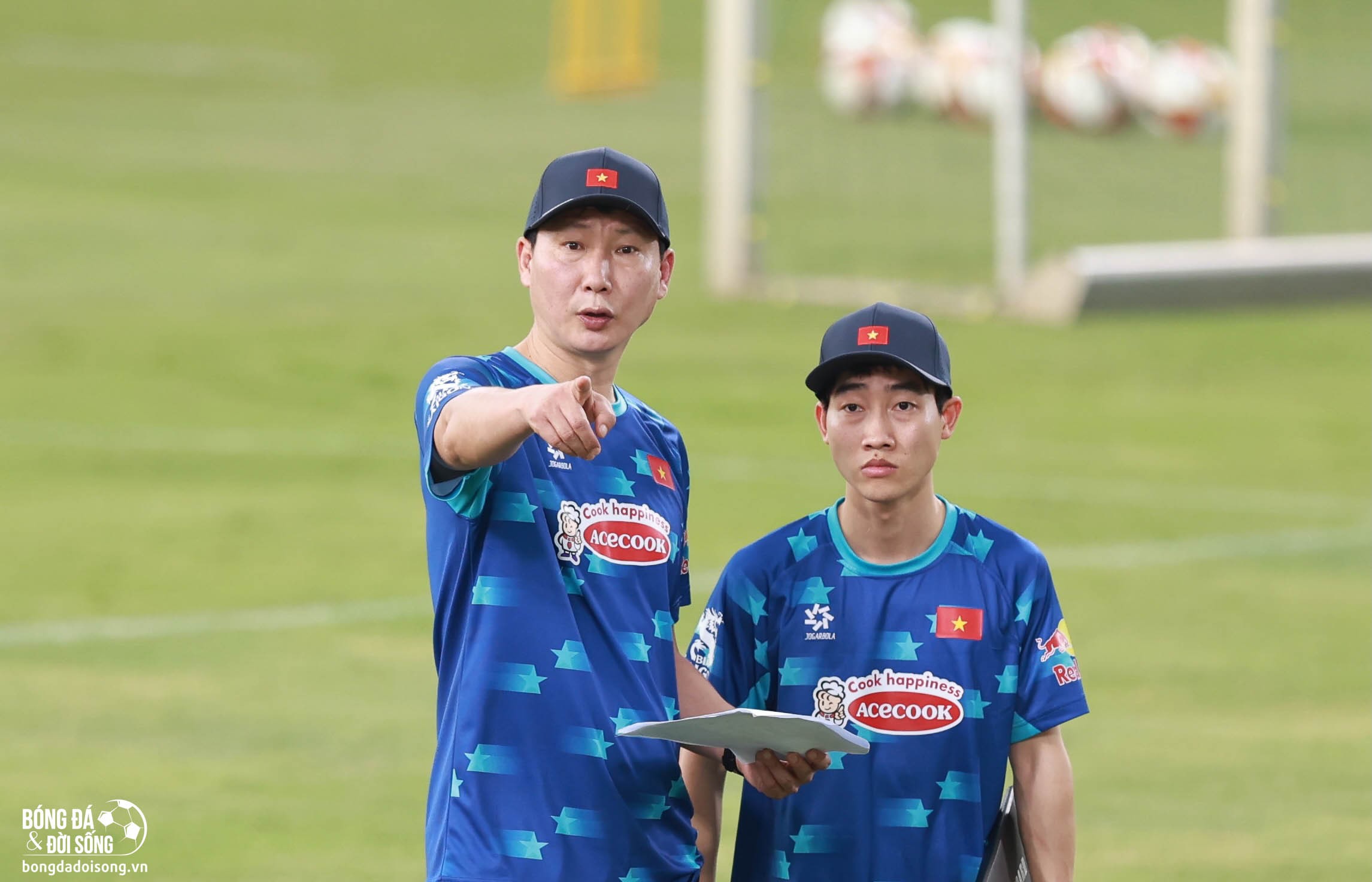 HLV Kim Sang Sik kiện toàn bộ máy ban huấn luyện trước Asian Cup