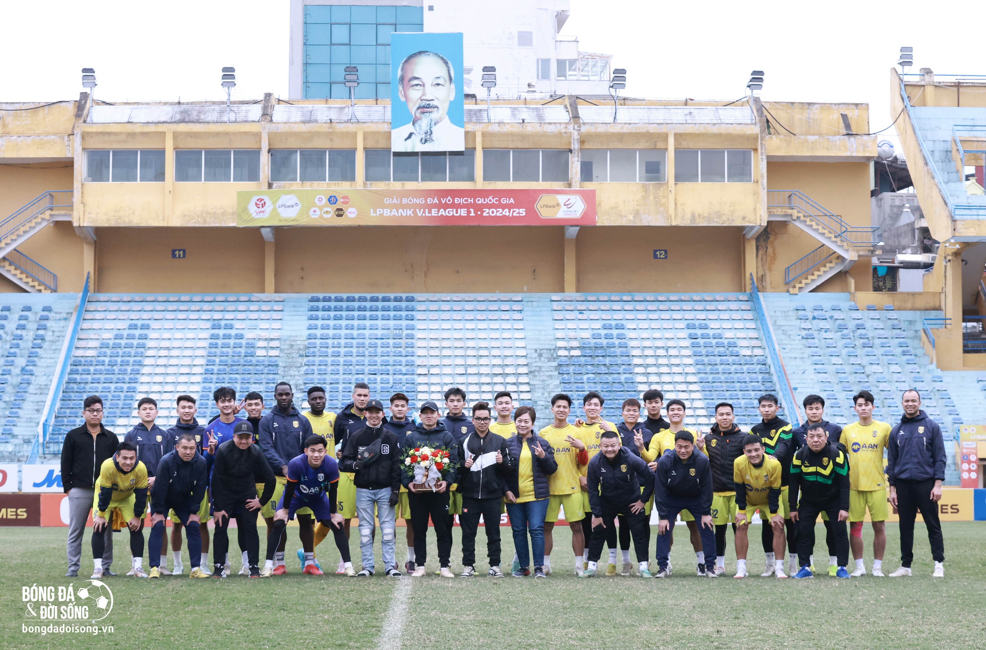 CĐV Sông Lam Nghệ An ''tiếp lửa'' đội bóng quê hương trước trận gặp CLB Hà Nội