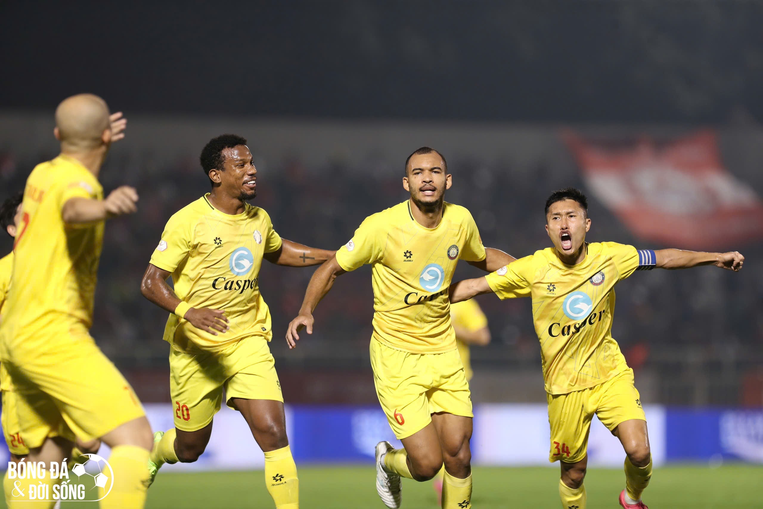 Kết quả V-League: HLV Popov nhận thẻ đỏ, Doãn Ngọc Tân lập siêu phẩm cứu Thanh Hoá FC