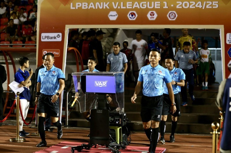 Lùm xùm “trọng tài xé nát trận đấu” đẩy V.League rời xa NHM: Các con số đáng báo động