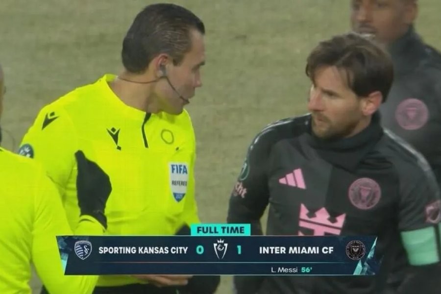 Hành xử không phù hợp với Messi, trọng tài đối diện án kỉ luật