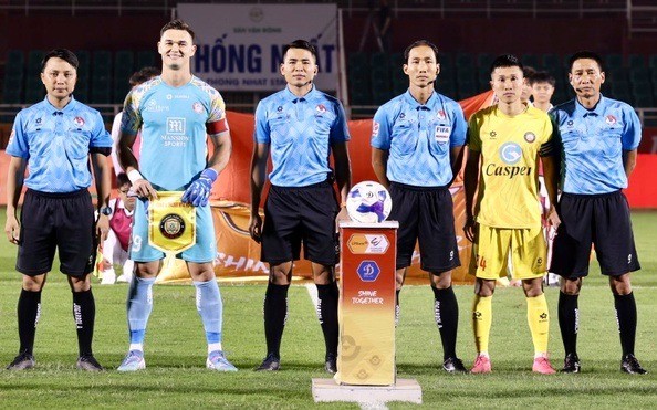 Ông bầu V.League đề nghị VFF làm điều chưa từng có, muốn trọng tài đích thân xin lỗi