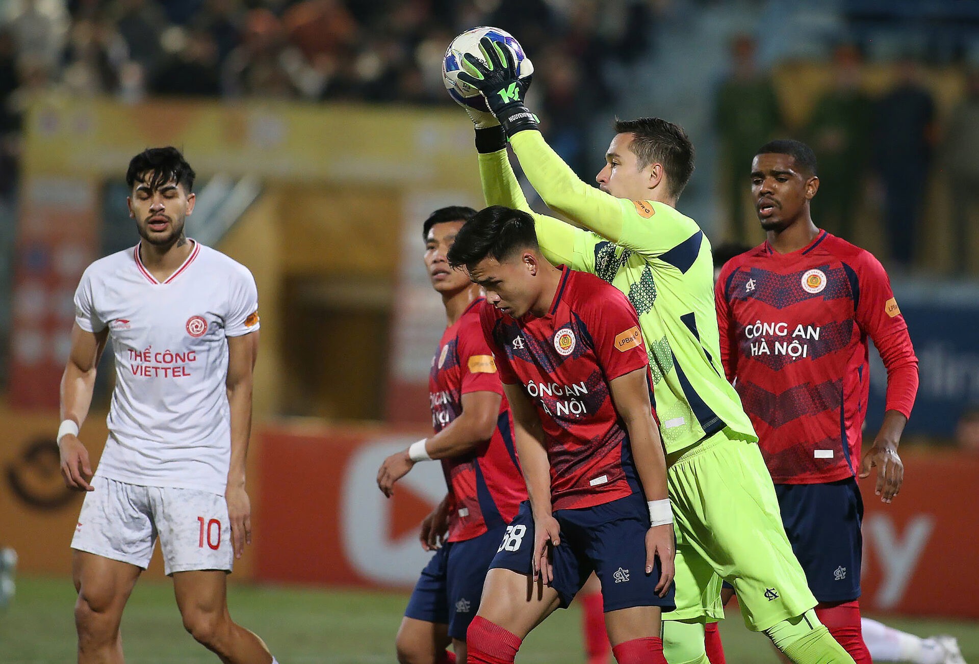 CAHN thiệt quân nặng nề sau trận đấu có 12 thẻ vàng