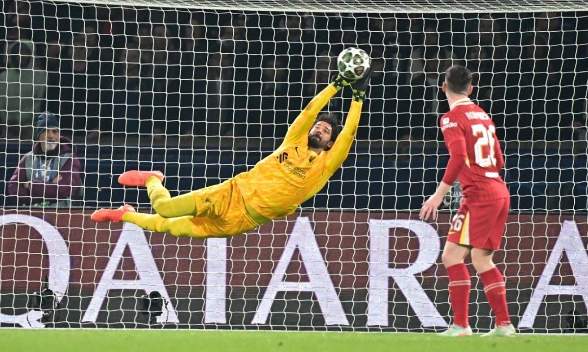 Vượt qua đêm "kinh hoàng", Alisson lập kỉ lục "khủng"