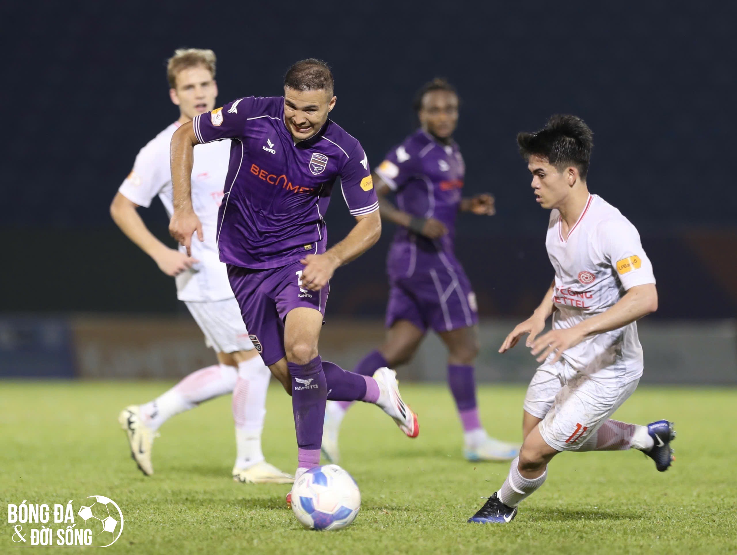 Kết quả V-League: Bỏ lỡ 11m, Bình Dương thua ngược Thể Công Viettel