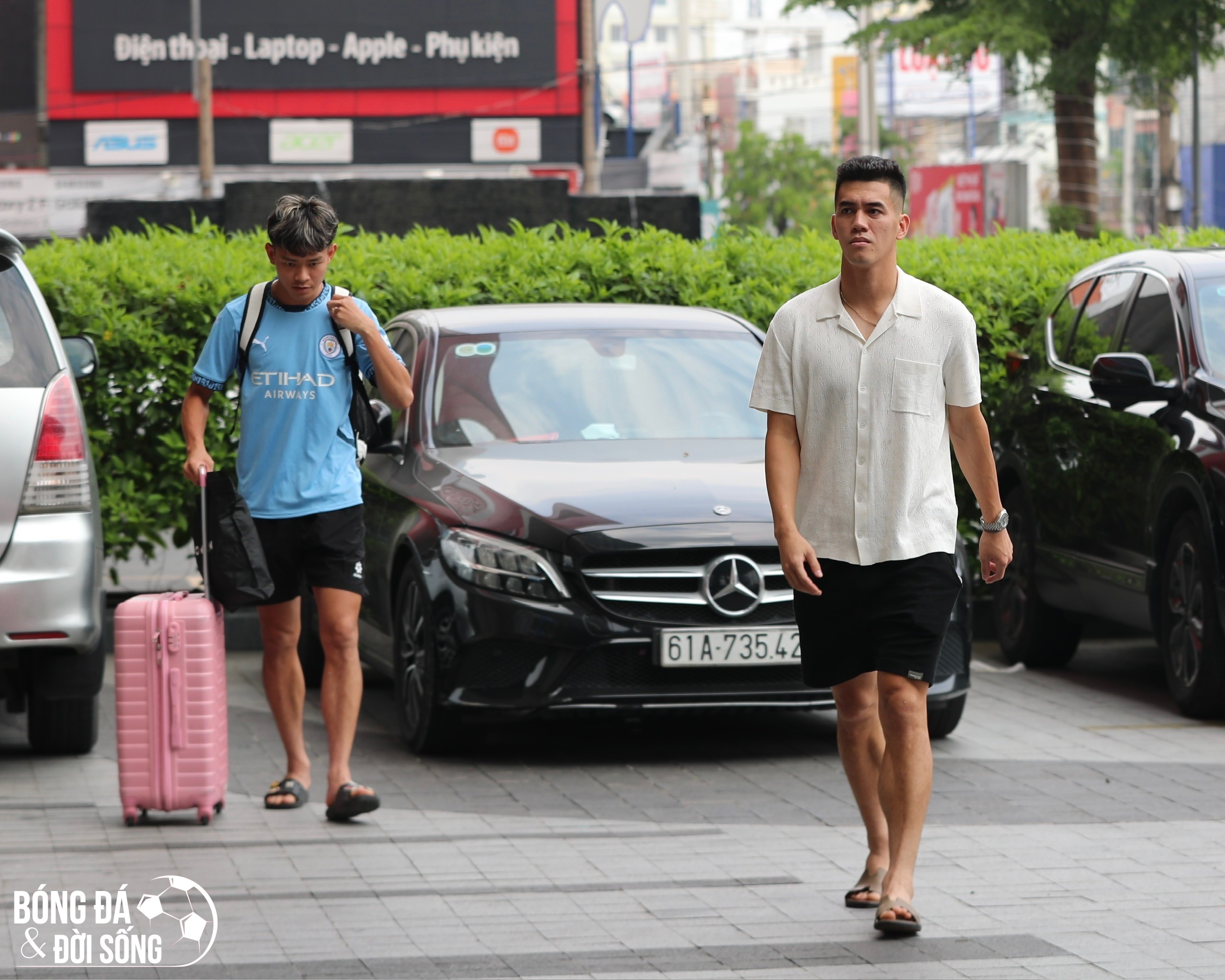 Tiến Linh tập tễnh trong ngày hội quân tuyển Việt Nam