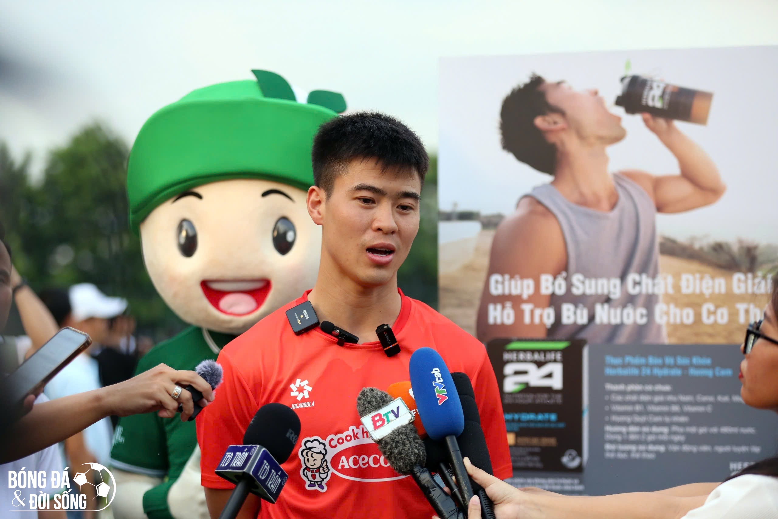 Duy Mạnh tiết lộ về khó khăn của tuyển Việt Nam tại Bình Dương