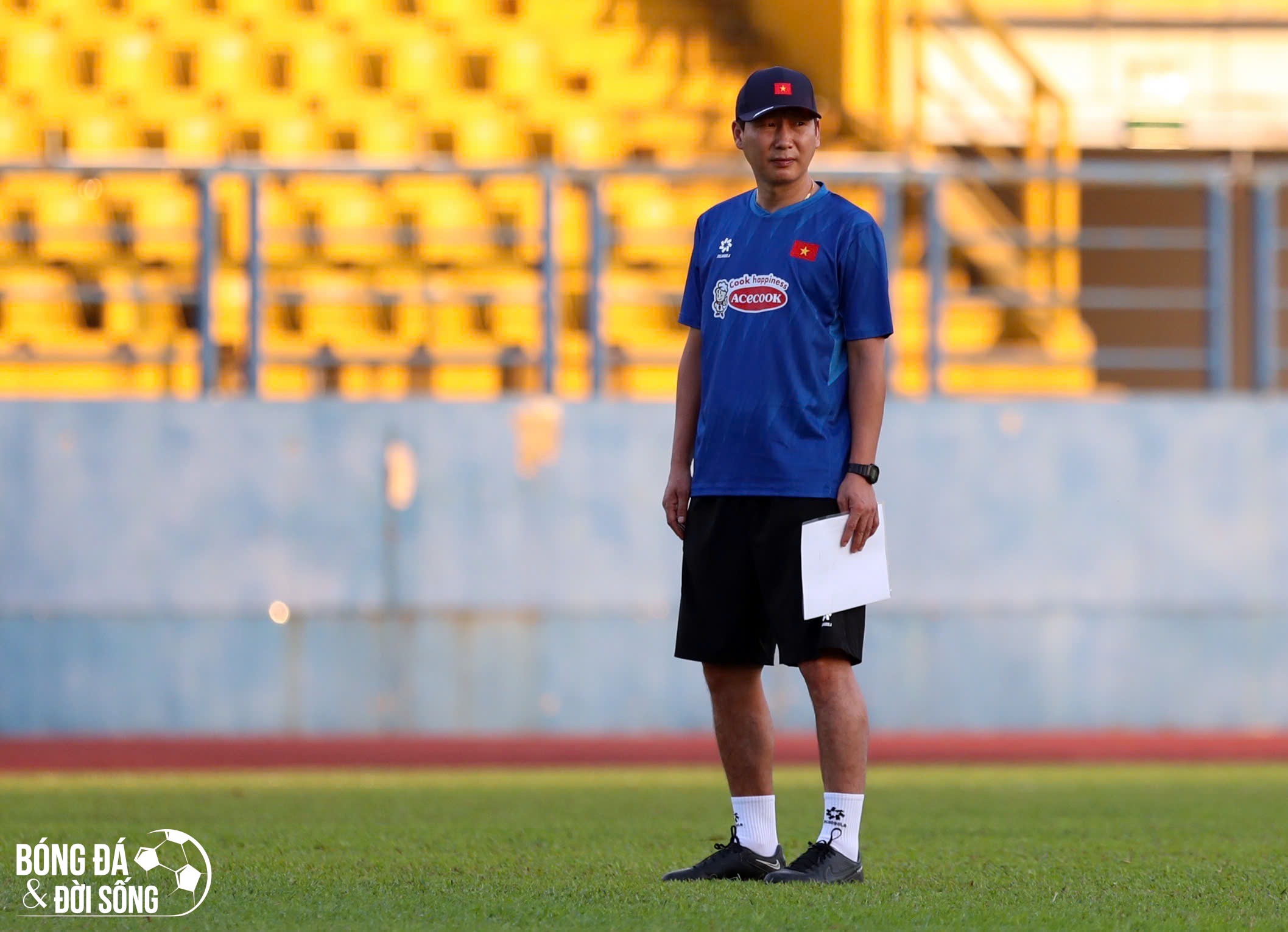 HLV Kim Sang Sik liên tục nhận tin dữ