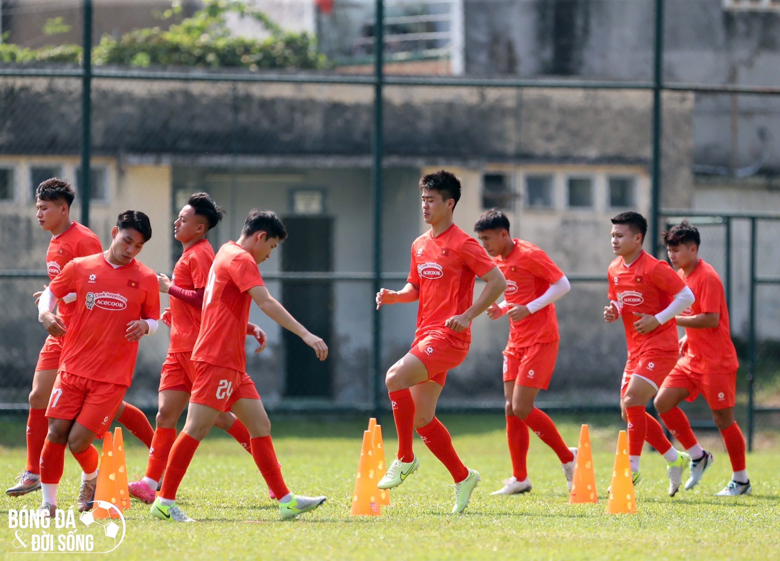 ĐT Việt Nam căng mình rèn quân dưới nắng gắt tại Bình Dương