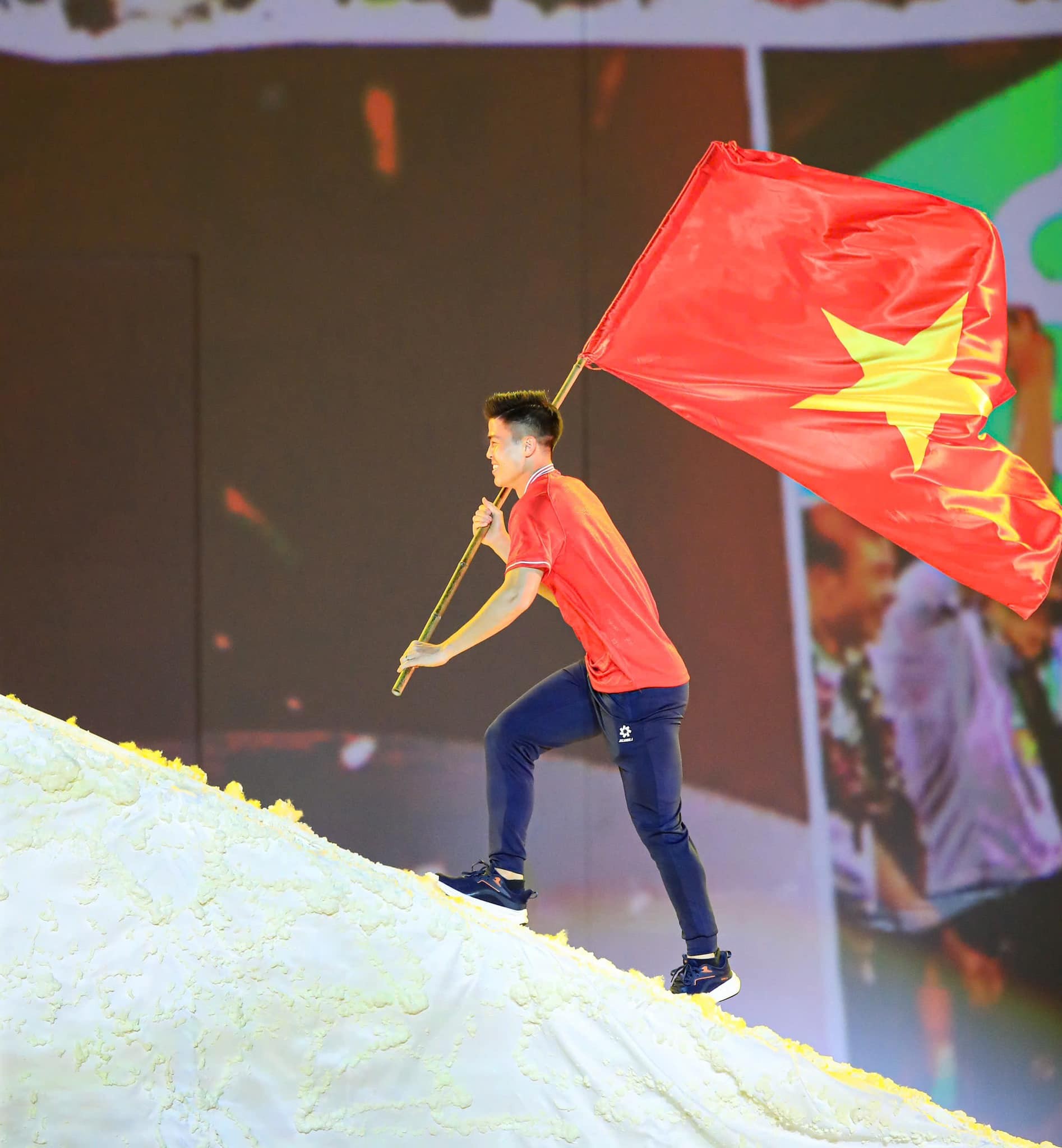 Trung vệ Đỗ Duy Mạnh tái hiện khoảnh khắc lịch sử tại Mỹ Đình