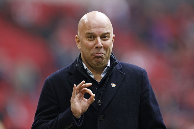 Vừa thua sốc PSG, HLV Arne Slot vẫn háo hức chờ đợi chung kết Carabao Cup