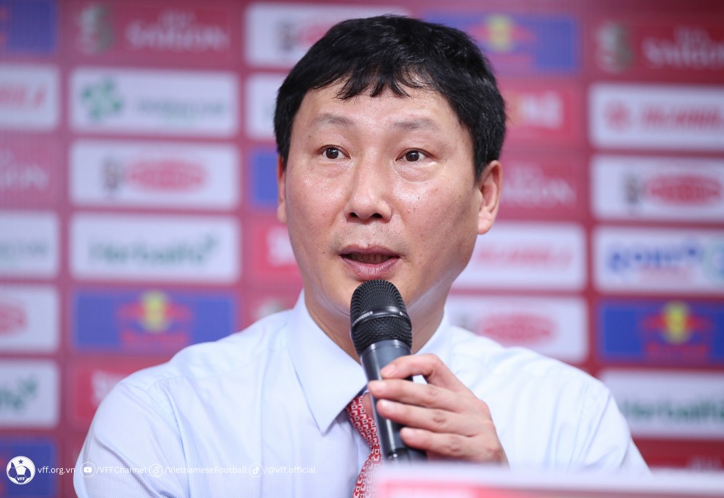 HLV Kim Sang Sik chỉ ra mối nguy từ Campuchia, sẵn sàng cho sao trẻ HAGL thể hiện
