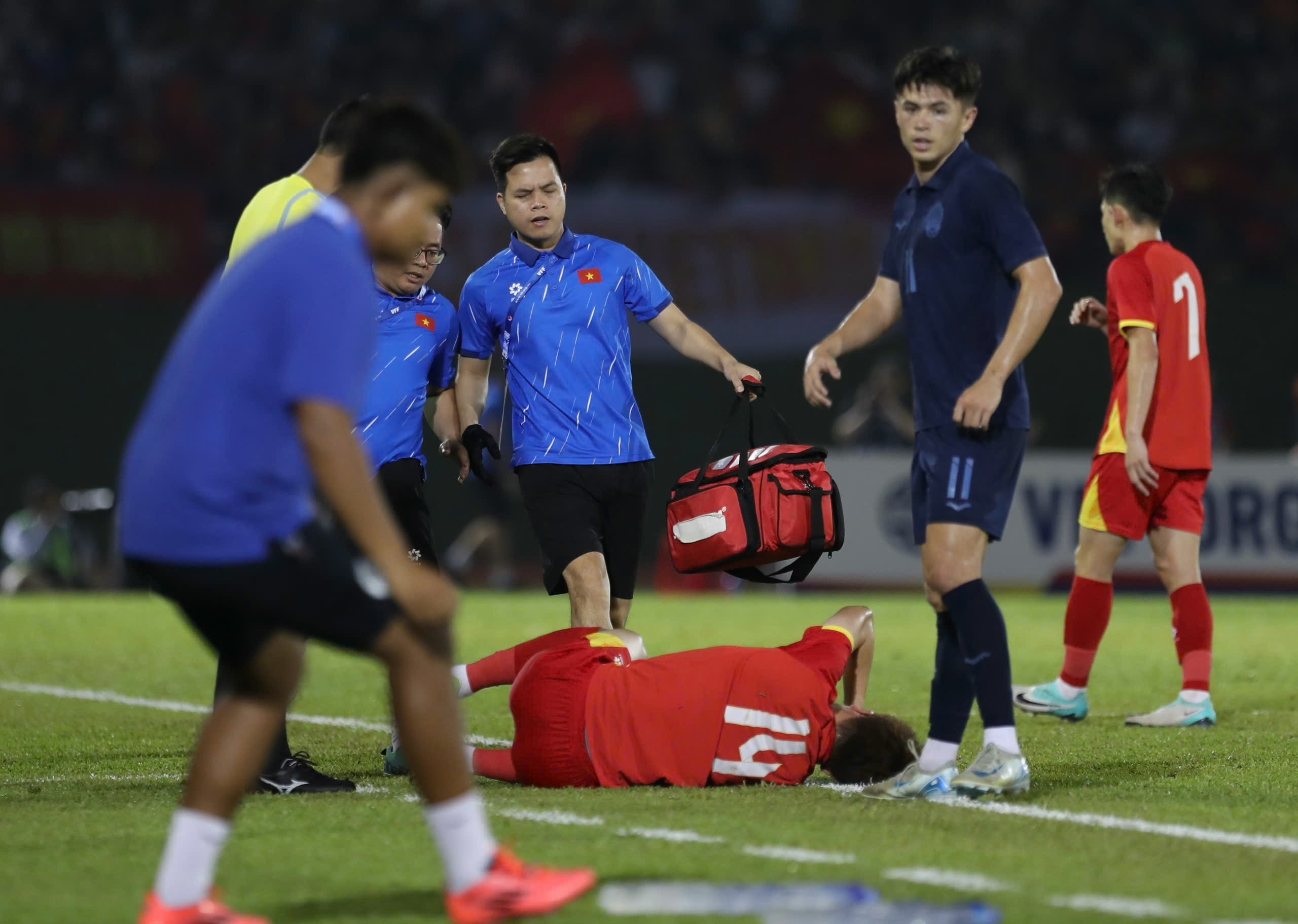 Hoàng Đức dính chấn thương, HLV Kim Sang Sik lo lắng